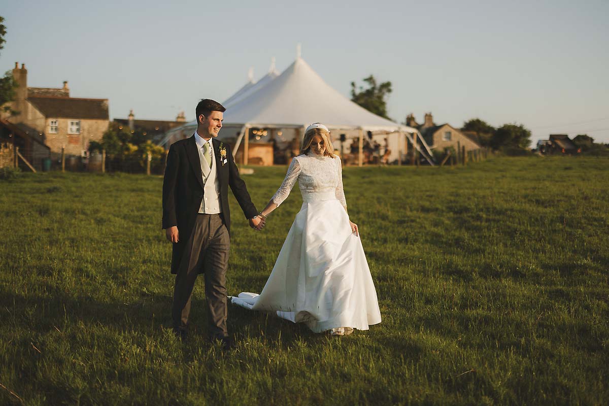 Creative wedding photography capturing relaxed portraits in a countryside field