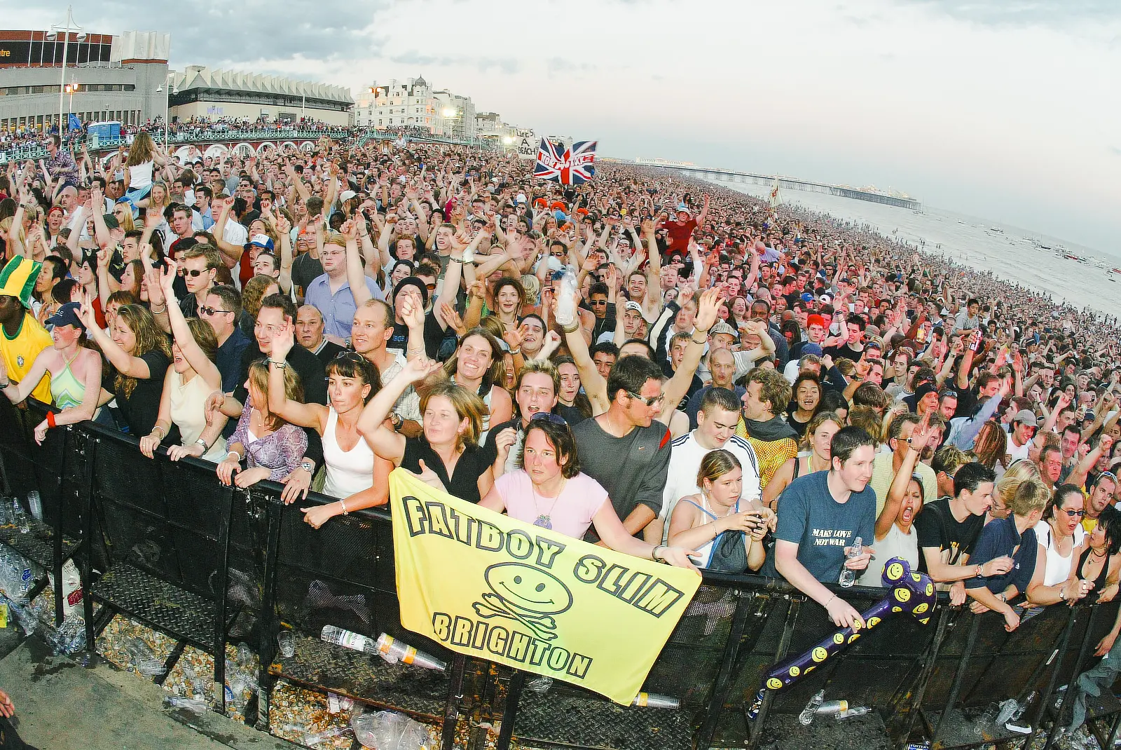 Crowd of 250,000 at Fatboy Slim's Big Beach Boutique on Brighton seafront, 2002