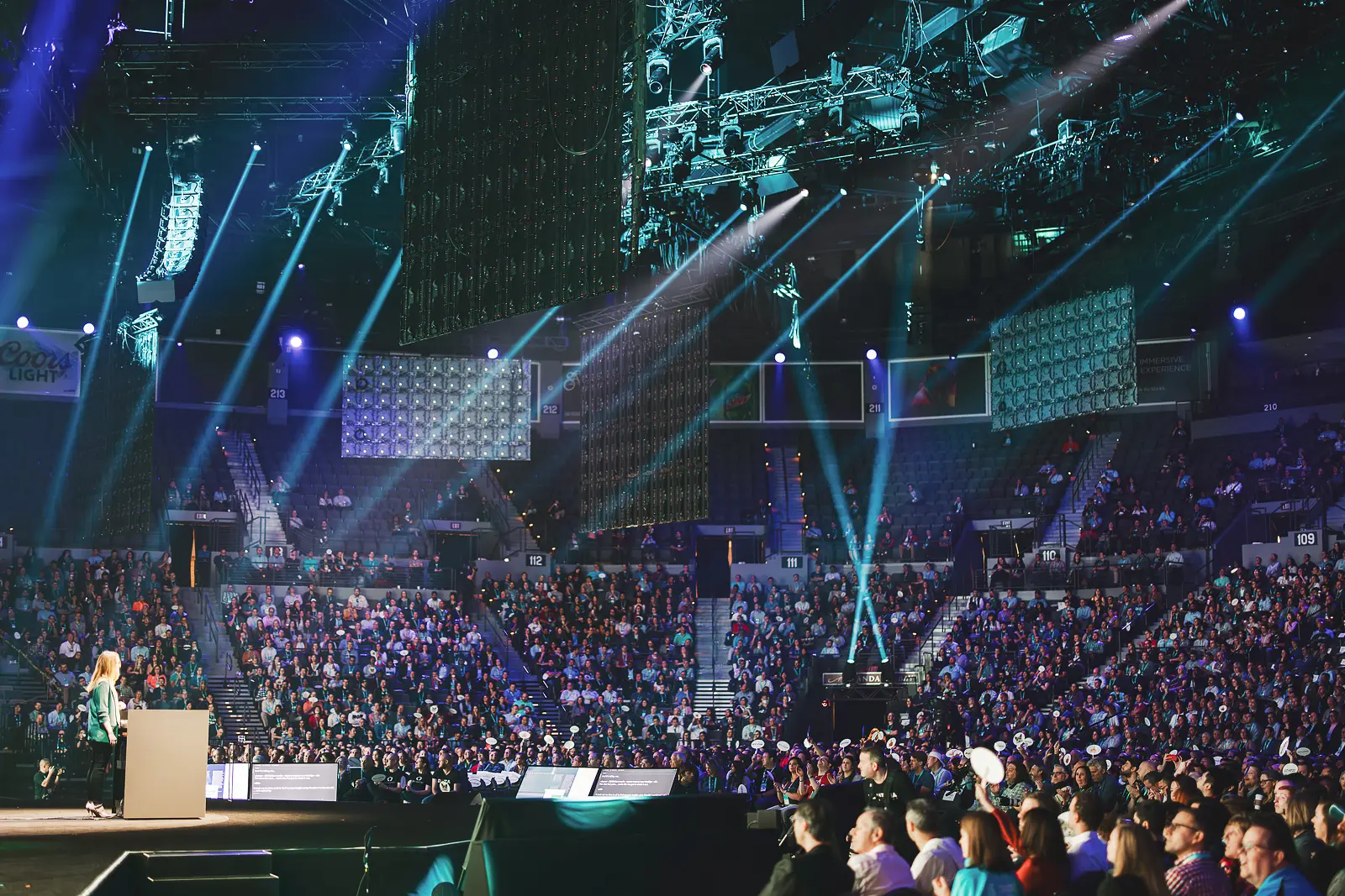 Large-scale conference production with main stage, audience and event lighting